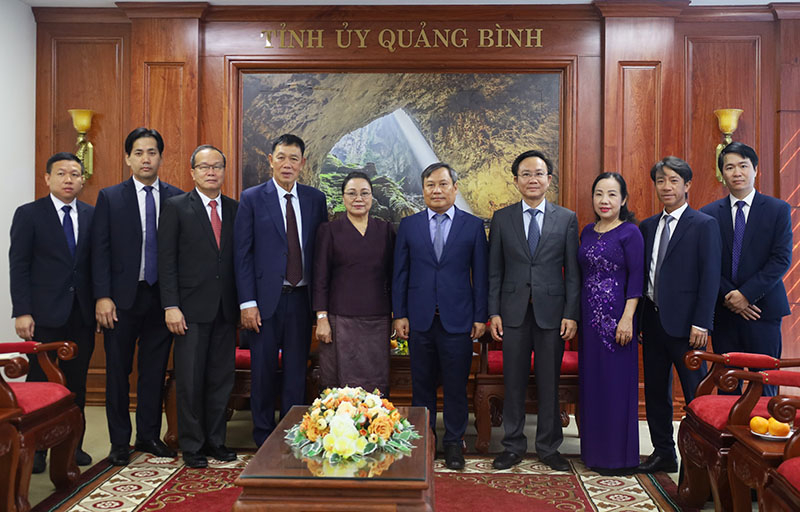 Các đồng chí lãnh đạo tỉnh chụp ảnh lưu niệm với đoàn công tác.