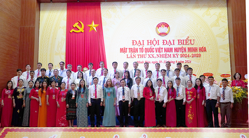 Các đại biểu Ủy ban MTTQVN huyện khóa XX, nhiệm kỳ 2024-2029 ra mắt, nhận nhiệm vụ.