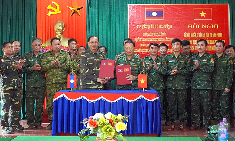 Đại diện hai đoàn công tác ký kết biên bản tuần tra song phương.