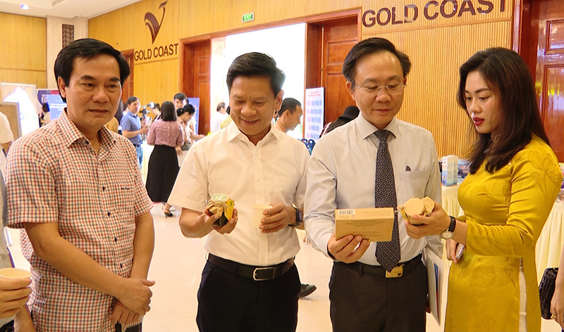 Các đồng chí lãnh đạo tỉnh tham quan các gian hàng OCOP và du lịch Quảng Bình.