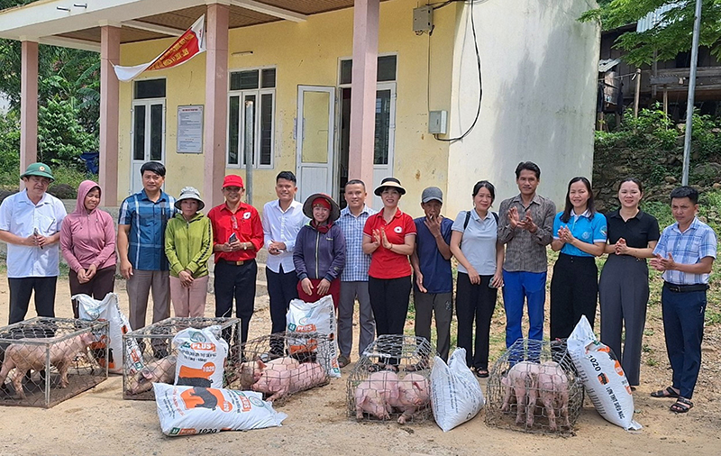 Hội Chữ thập đỏ huyện Quảng Ninh trao tặng mô hình sinh kế cho người dân bản cây Sú, xã Trường Sơn.