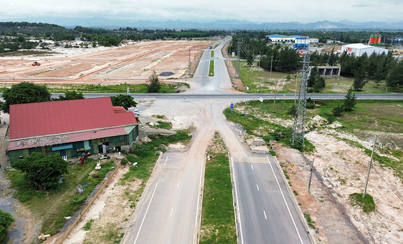 Sau thời gian dài gặp vướng mắc về thủ tục đấu nối với tuyến đường tránh lũ BOT, hiện nay, phía nhà đầu tư BOT đã chấp thuận và Khu Quản lý đường bộ II đã cấp giấy phép cho thi công nút giao đấu nối.