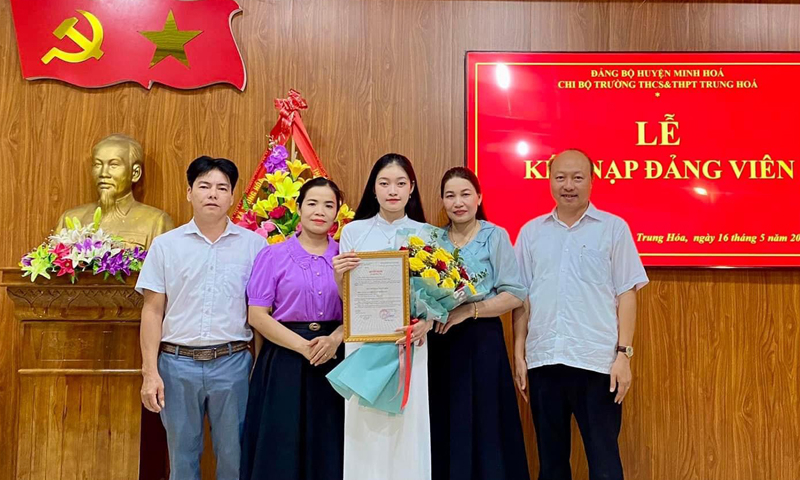 Thầy, cô giáo và gia đình chúc mừng đảng viên trẻ Cao Nữ Minh Trang.