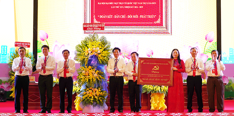 Đồng chí Bí thư Thị ủy Ba Đồn Trương An Ninh tặng bức trướng chúc mừng đại hội.