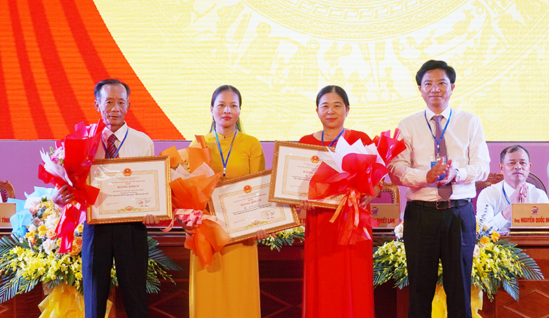 Bí thư Thị ủy Ba Đồn tặng bằng khen của Chủ tịch UBND tỉnh cho các tập thể, cá nhân.