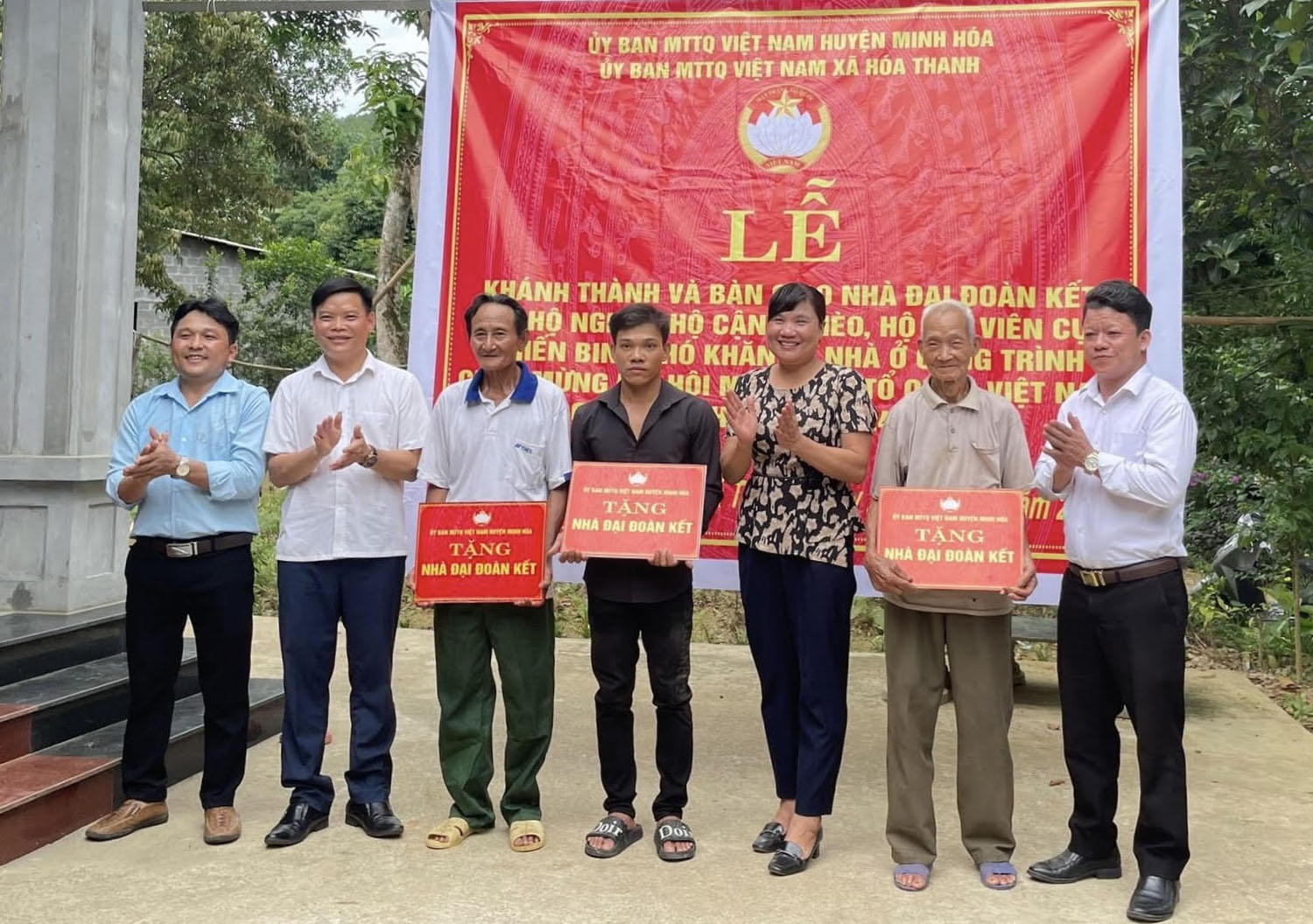 -	Ủy ban MTTQVN huyện Minh Hóa trao hỗ trợ xây dựng, sửa chữa nhà “Đại đoàn kết” cho hộ nghèo, có hoàn cảnh đặc biệt khó khăn.