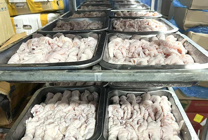 Lực lượng chức năng phát hiện khoảng 3 tấn sản phẩm gà đông lạnh không rõ nguồn gốc.