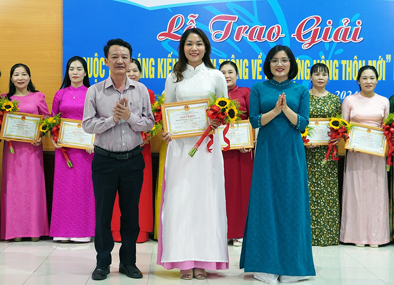 Trao giải nhất cho Hội Liên hiệp Phụ nữ xã Trường Sơn.