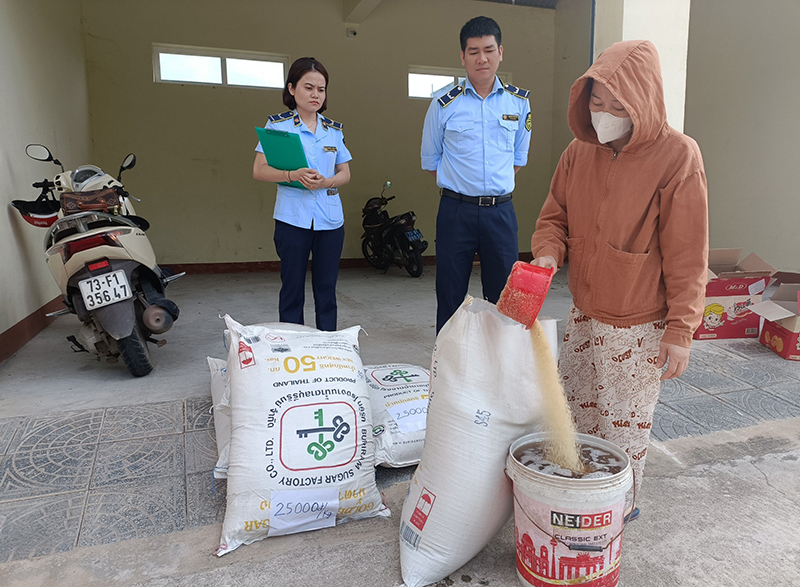 Bà Nguyễn Phương Thảo thực hiện tiêu hủy 250kg đường kính vàng nhập lậu