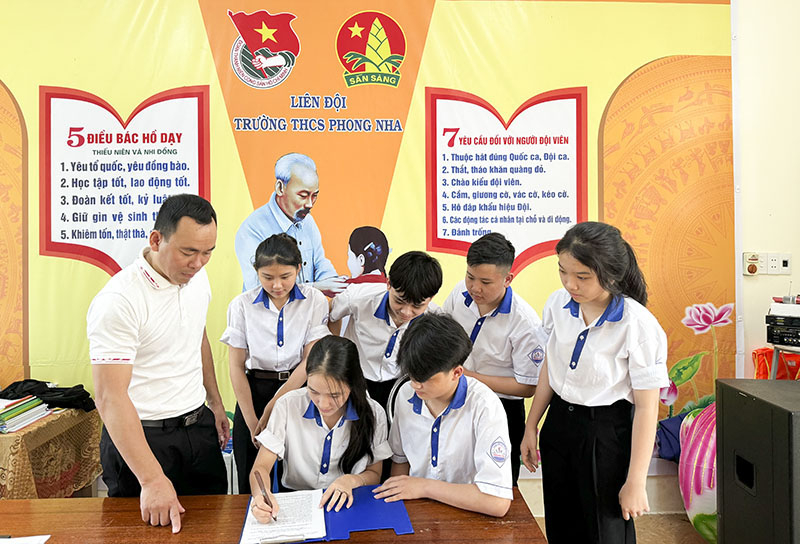 Học sinh Trường THCS Phong Nha ký cam kết về thực hiện các giải pháp nhằm bảo đảm an toàn giao thông, phòng chống đuối nước