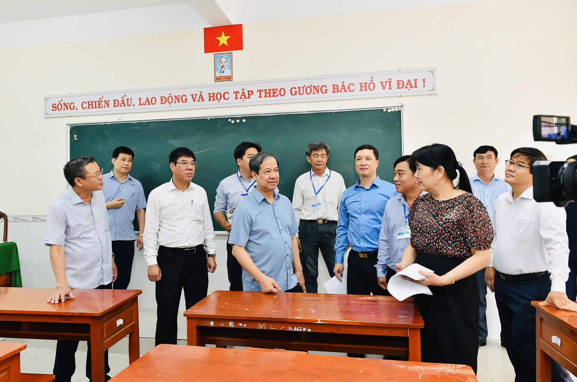 Bộ trưởng Bộ Giáo dục và Đào tạo Nguyễn Kim Sơn kiểm tra công tác chuẩn bị thi tại tỉnh Hậu Giang. (Ảnh: PV/Vietnam+) 