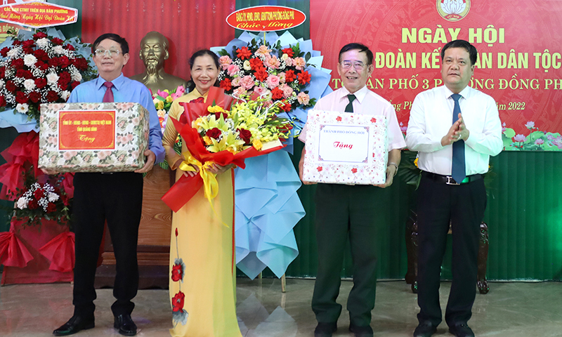 Đồng chí Bí thư Thành ủy Đồng Hới Trần Phong tham dự  &quot;Ngày hội Đại đoàn kết toàn dân tộc &quot; với bà con trên địa bàn.