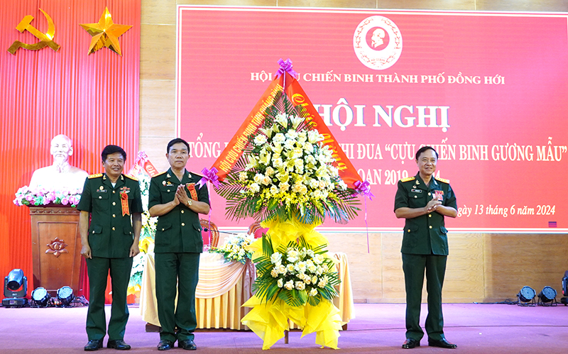 Chủ tịch Hội CCB tỉnh Trần Hồng Sâm tặng hoa chúc mừng Hội CCB TP. Đồng Hới.