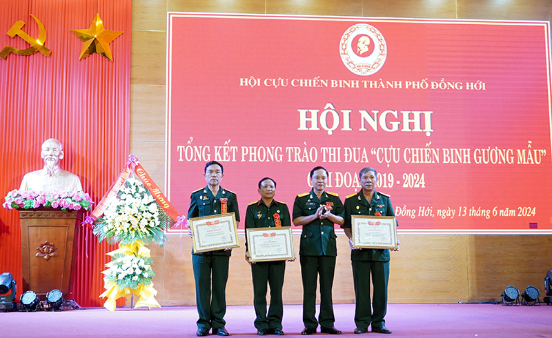 Chủ tịch Hội CCB tỉnh Trần Hồng Sâm trao Bằng khen tặng các tập thể và cá nhân.