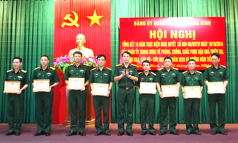 Đại diện lãnh đạo Bộ Chỉ huy Quân sự tỉnh trao giấy khen cho các tập thể và cá nhân.