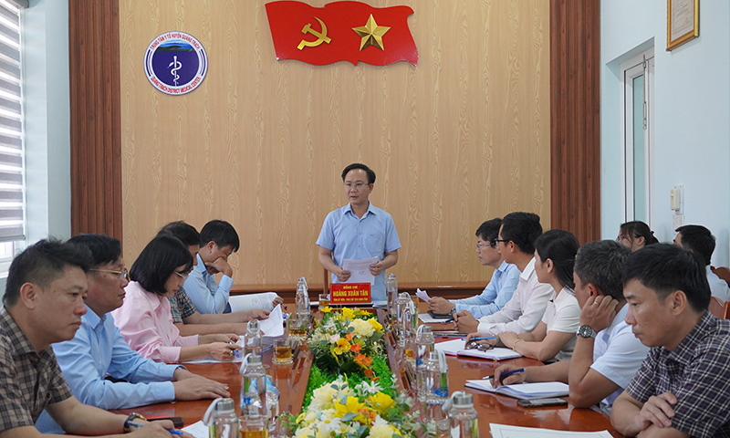 Đồng chí Phó Chủ tịch UBND tỉnh Hoàng Xuân Tân phát biểu chỉ đạo tại cuộc làm việc với các địa phương,  đơn vị liên quan về phương án giải quyết các vướng mắc cho tuyến đường tiếp cận Trung tâm Y tế huyện Quảng Trạch.