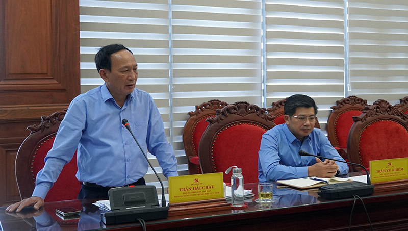 Đồng chí Phí Bí thư Thường trực Tỉnh ủy, Phó Trưởng Ban Chỉ đạo Trần Hải Châu thảo luận tại phiên họp