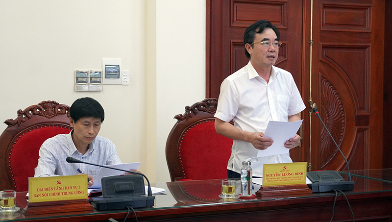 Đồng chí Trưởng Ban Nội chính Tỉnh ủy, Phó trưởng ban Thường trực Ban Chỉ đạo trình bày báo cáo tại phiên họp.