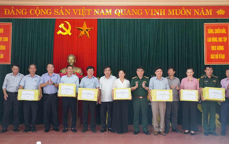 Đồng chí Phó Chủ tịch Thường trực UBND tỉnh Đoàn Ngọc Lâm tặng quà cho Đồn Biên phòng Lý Hoà và các địa phương.