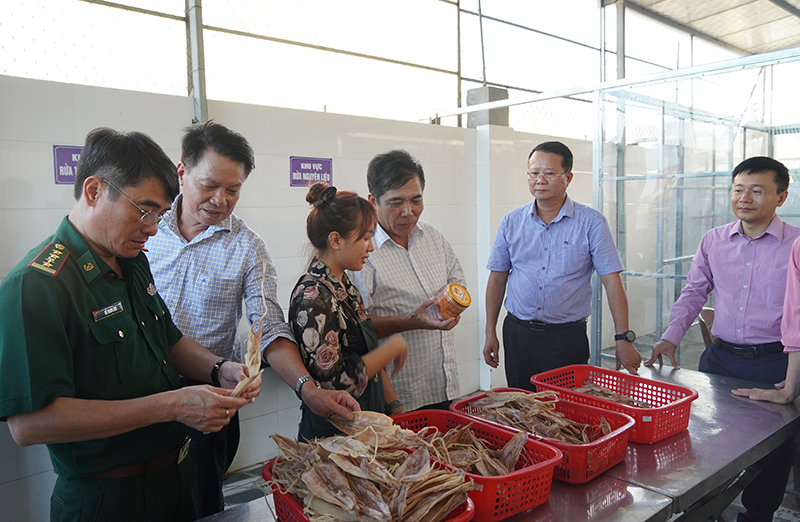 Đồng chí Đoàn Ngọc Lâm và đoàn công tác cũng đã đến thăm và tặng quà cho 2 hộ dân có mô hình phát triển kinh tế biển trên địa bàn.