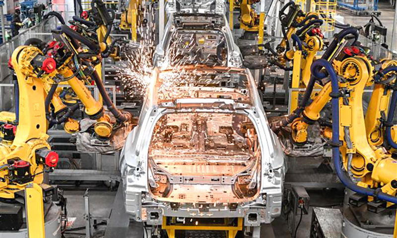 Robot hoạt động trên dây chuyền lắp ráp xe ô tô điện của Tập đoàn Li Auto ở Thường Châu, tỉnh Giang Tô, Trung Quốc ngày 10/1/2024. Ảnh: THX/TTXVN