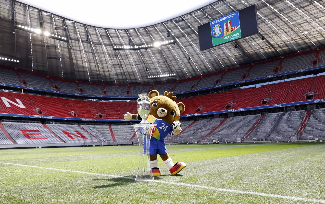 Albaert - linh vật của EURO 2024, tại sân Allianz Arena ở Munich. Ảnh: AFP