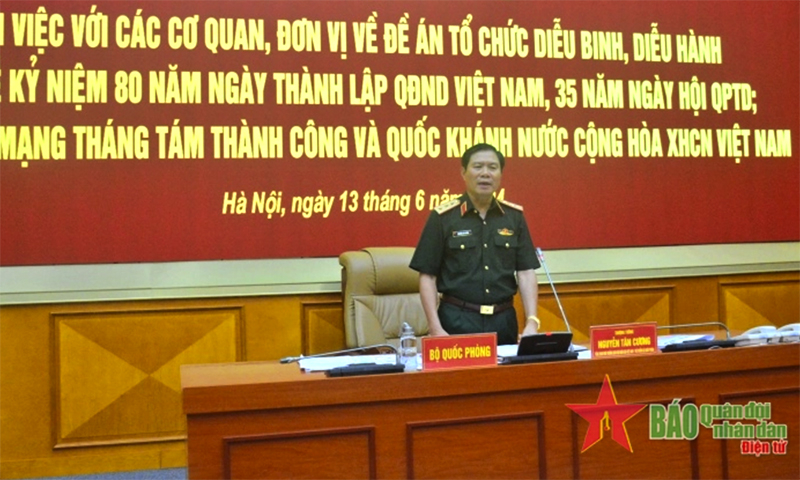 Thượng tướng Nguyễn Tân Cương phát biểu tại hội nghị.