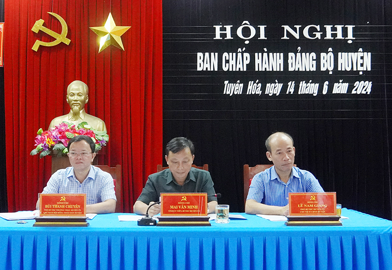 Các đồng chí Thường trực Huyện ủy chủ trì hội nghị.