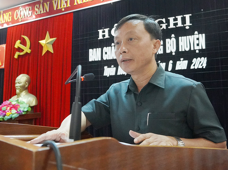 Đồng chí Mai Văn Minh, Tỉnh ủy viên, Bí thư Huyện ủy Tuyên Hóa phát biểu tại hội nghị.