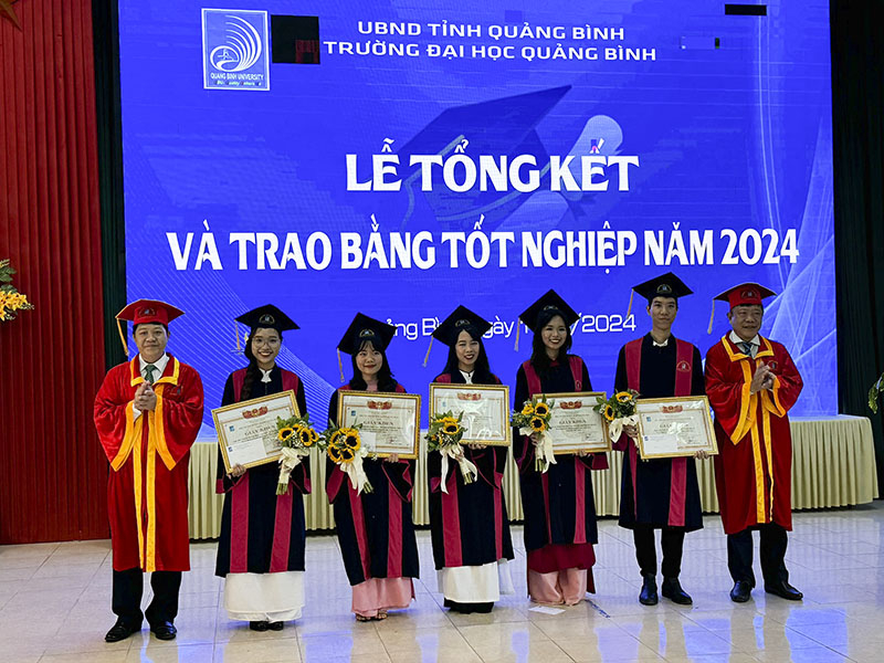 Đại diện lãnh đạo Trường đại học Quảng Bình tặng thưởng cho sinh viên thủ khoa toàn khóa.