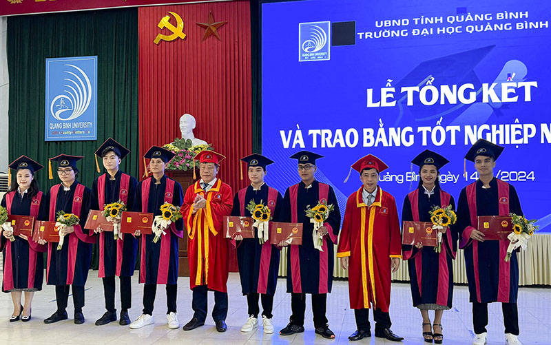 Đại diện lãnh đạo Trường đại học Quảng Bình trao bằng tốt nghiệp cho sinh viên