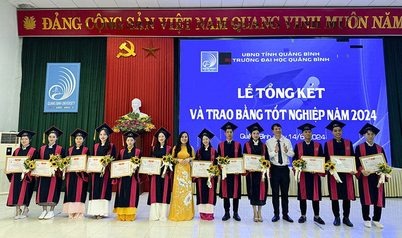 Khen thưởng SV có thành tích xuất sắc trong các phong trào, hoạt động