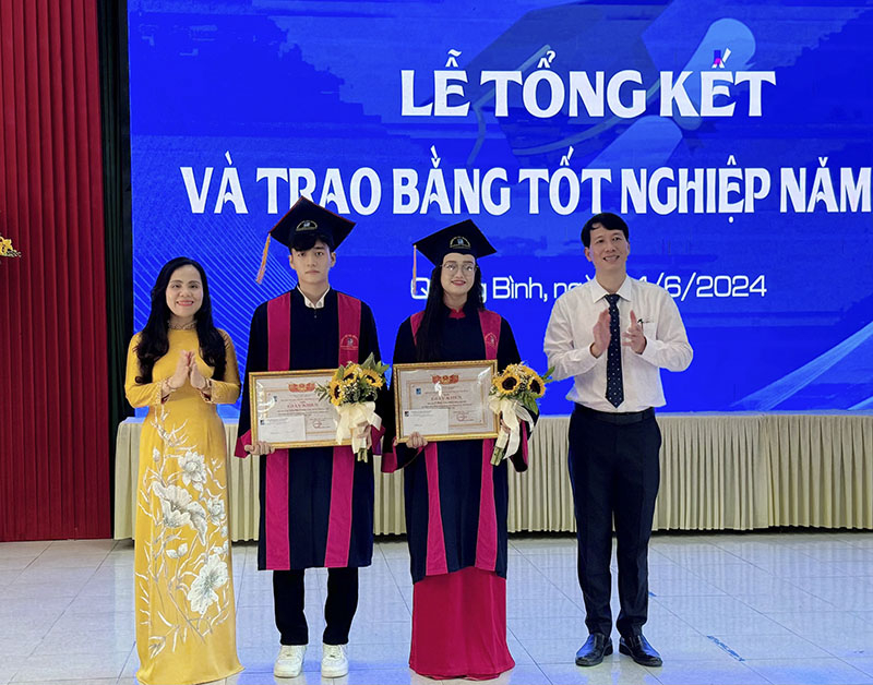Khen thưởng cho SV người dân tộc thiểu số tiêu biểu