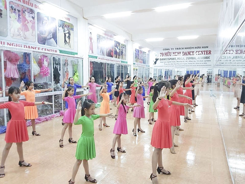 Một buổi tập của thiếu nhi tại bể bơi tổng hợp tỉnh