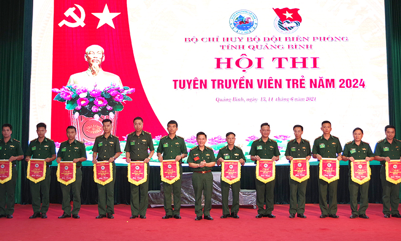 Đồng chí đại tá Ngô Minh Điền, Ủy viên Ban Thường vụ Đảng ủy, Phó Chính ủy BĐBP tỉnh, Trưởng ban Tổ chức hội thi trao cờ lưu niệm cho các đội thi. 