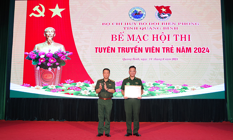 Đồng chí đại tá Trịnh Thanh Bình, Tỉnh ủy viên, Chỉ huy trưởng Bộ Chỉ huy BĐBP tỉnh trao giải nhất cho đội thi Đồn Biên phòng Cà Xèng.