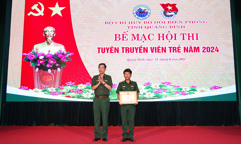 Đồng chí đại tá Lê văn Tiến, Bí thư Đảng ủy, Chính ủy BĐBP tỉnh trao giải nhì cho đội thi Tiểu đoàn Huấn luyện-Cơ động.