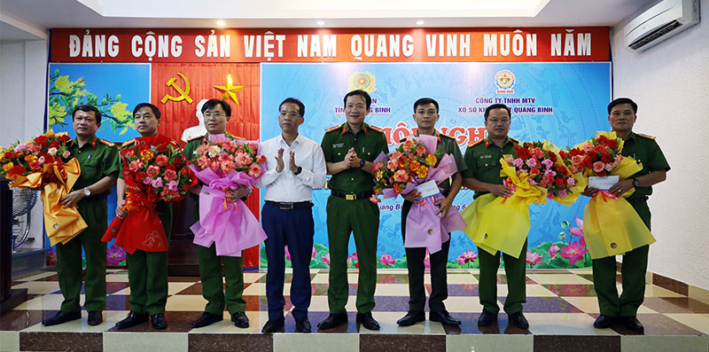 Trao thưởng cho các đơn vị, cá nhân đạt thành tích xuất sắc trong đấu tranh phòng chống tệ nạn số lô, số đề