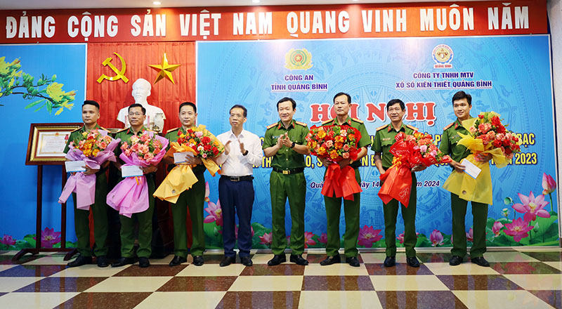 Trao thưởng cho các đơn vị, cá nhân đạt thành tích xuất sắc trong đấu tranh phòng chống tệ nạn số lô, số đề