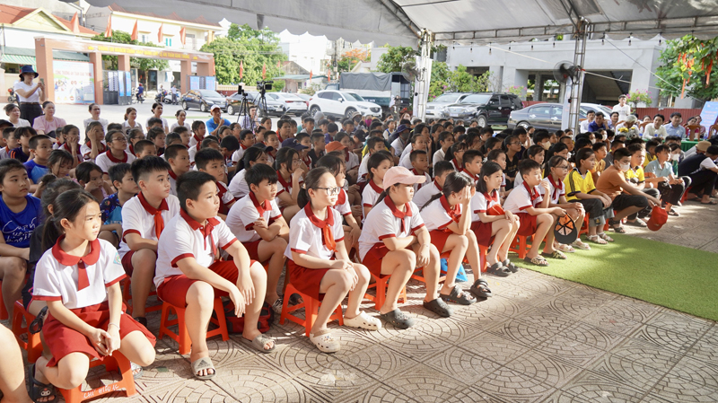 Đông đảo học sinh tham gia lễ phát động.