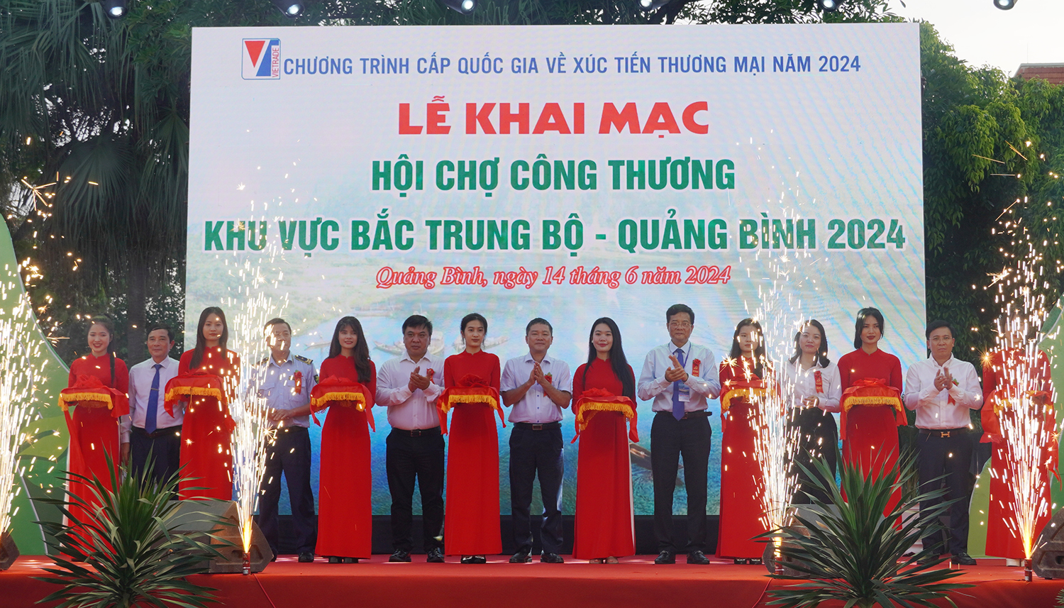 Các đại biểu cắt băng khai mạc hội chợ.