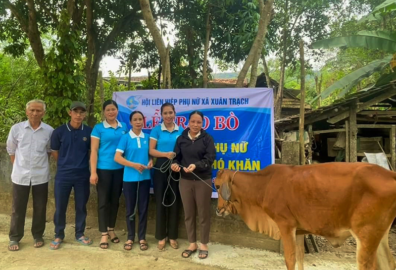 Trao bò hỗ trợ sinh kế cho hội viên, phụ nữ khó khăn tại xã Xuân Trạch.