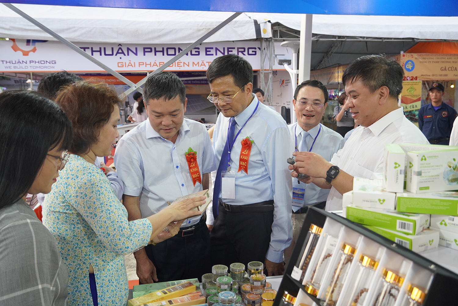 Đồng chí Phó Chủ tịch UBND tỉnh Quảng Bình Phan Phong Phú và các đại biểu tham quan các gian hàng.
