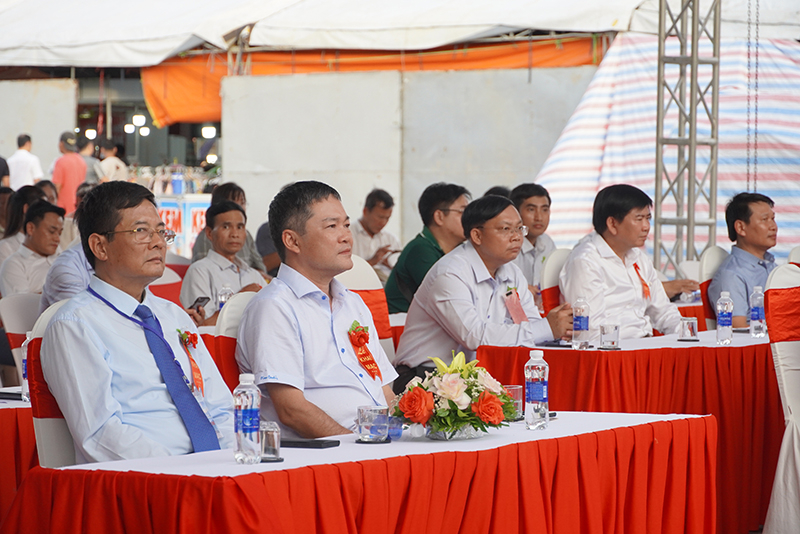 Các đại biểu dự khai mạc hội chợ.