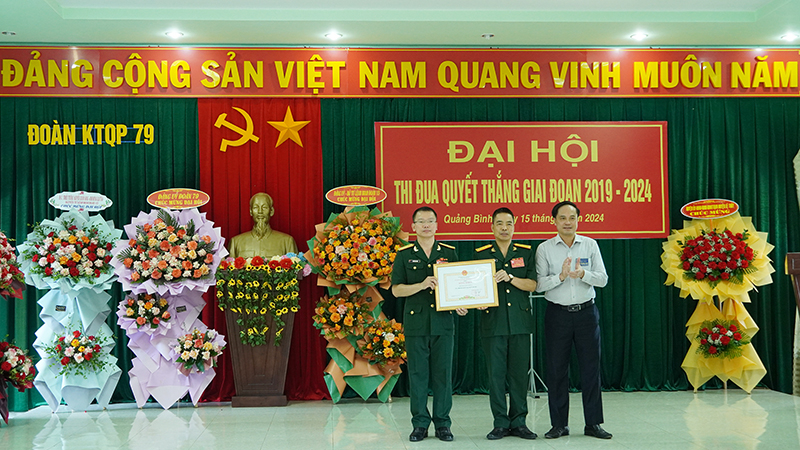 Đại diện lãnh đạo huyện Lệ Thủy trao bằng khen của UBND tỉnh cho Đoàn KT-QP 79.