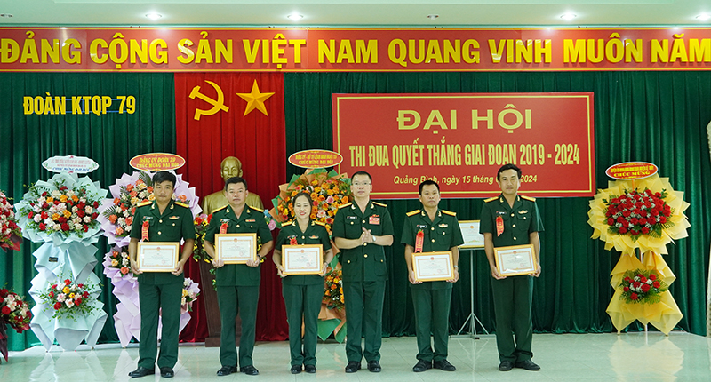 Đại diện Ban Chỉ huy Đoàn KT-QP 79 trao giấy khen cho các tập thể có thành tích trong phong trào TĐQT giai đoạn 2019-2024.
