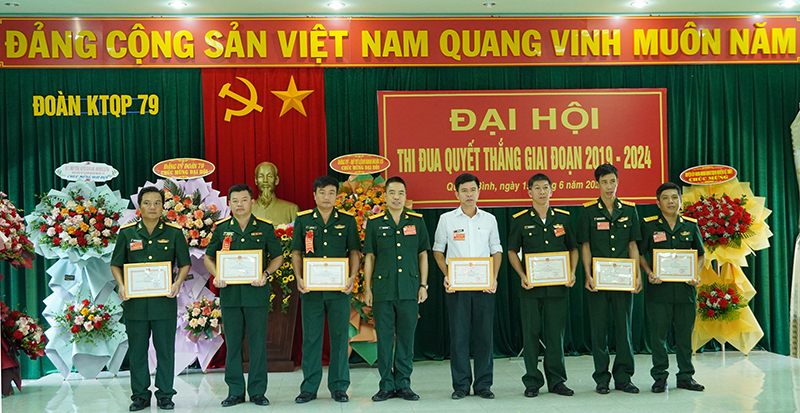 Đại diện Ban Chỉ huy Đoàn KT-QP 79 trao giấy khen cho các tập thể có thành tích trong phong trào TĐQT giai đoạn 2019-2024.
