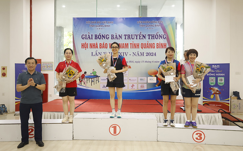 Trao giải nội dung đơn nữ.
