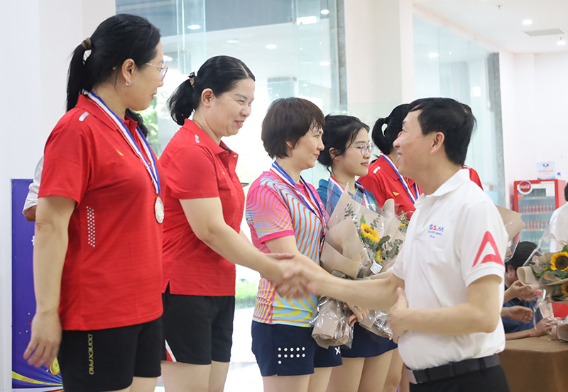 Ban tổ chức trao giải cho nội dung đôi nữ.