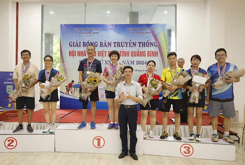 Các VĐV đạt giải nhất, nhì, ba nội dung đôi nam nữ.